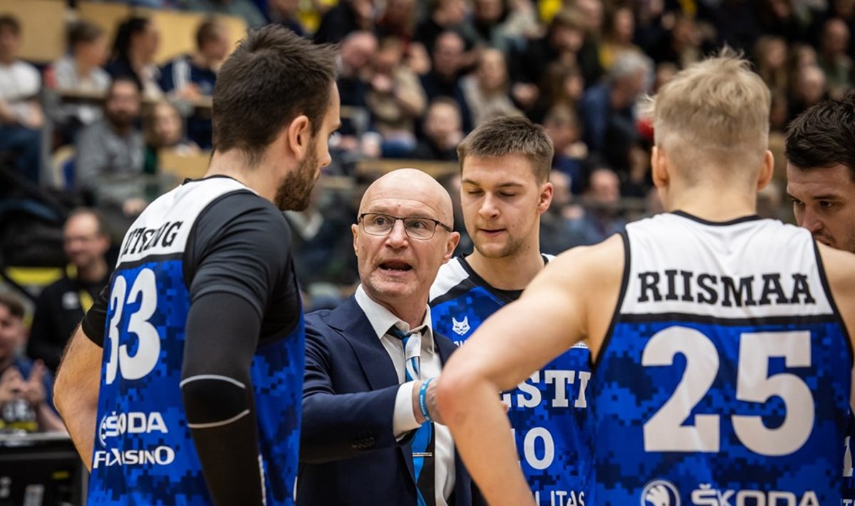 Peatreener Jukka Toijala Eesti koondislasi juhendamas.