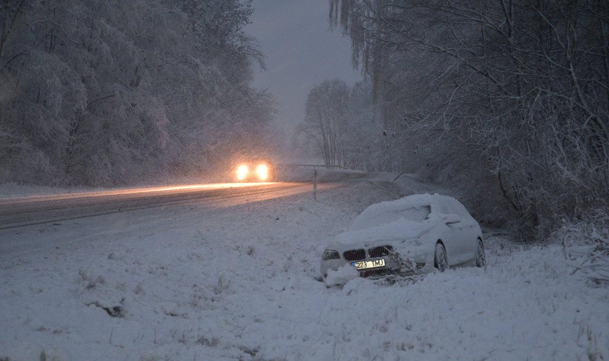 Tihe lumesadu ja jäised teeolud on eluohtlikud. Sõitke võimalusel aeglasemalt!
