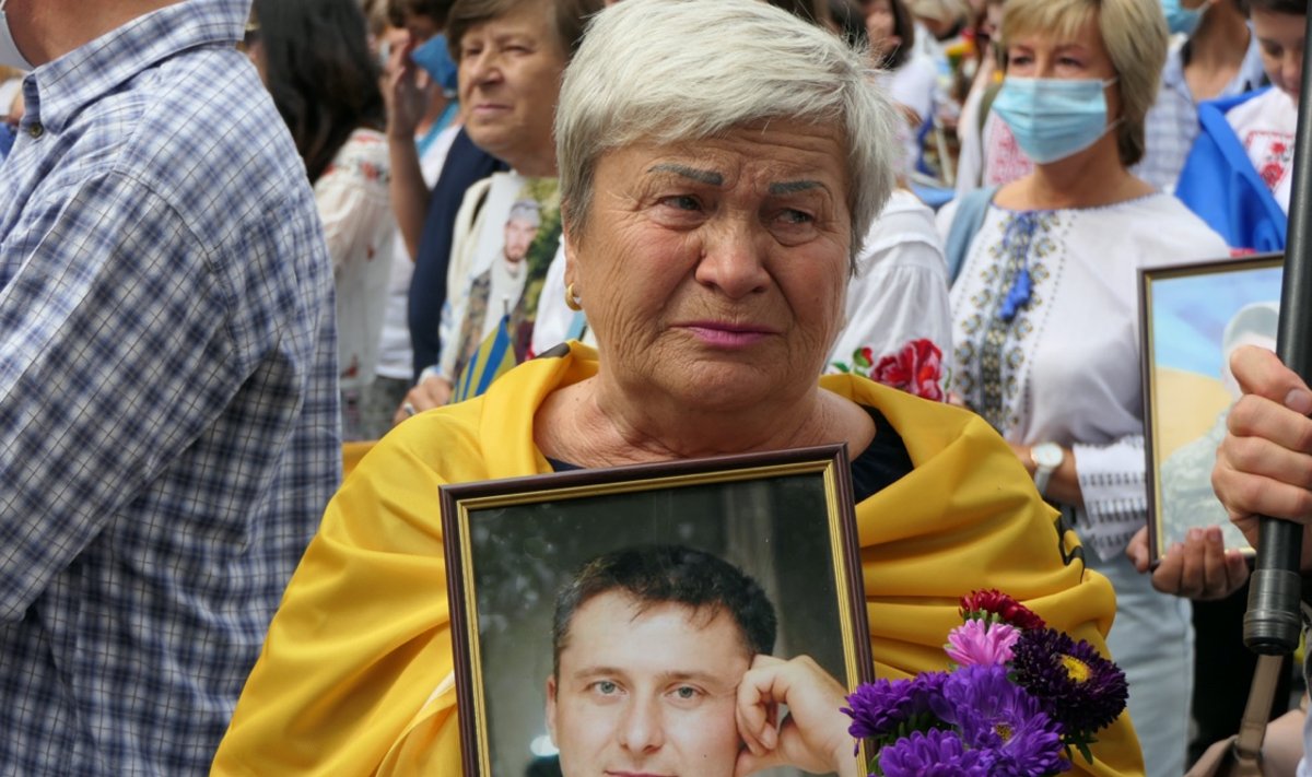 Ukraina ema oma langenud poja pildiga.