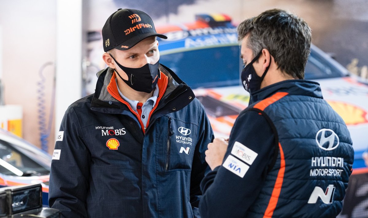 Ott Tänak (vasakul)