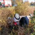 ФОТО | На Сааремаа автомобиль вылетел в кювет и приземлился на крышу