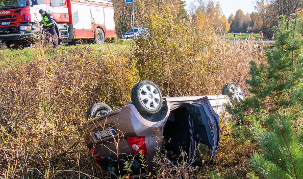 Suzuki juht sõitis autoga kraavi katusele Saaremaal Lahekülas