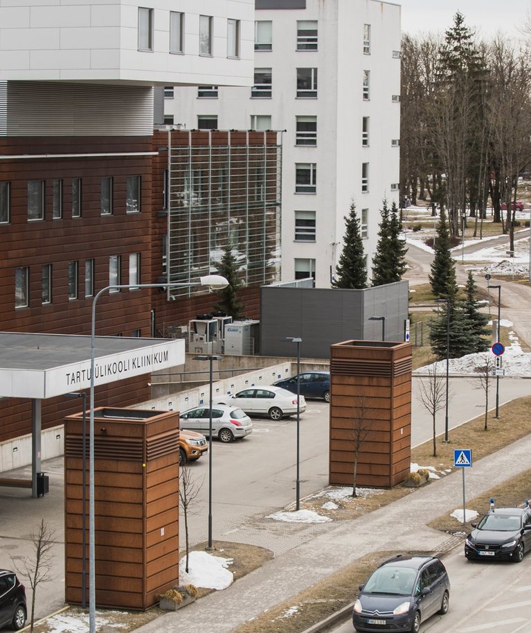 PIIRANGUTE VASTU: 20. märtsil said ka Tartu ülikooli kliinikumi koroona­­patsiendid haigla aknast imetleda, kuidas „Eestimaad vabaks sõidetakse“.