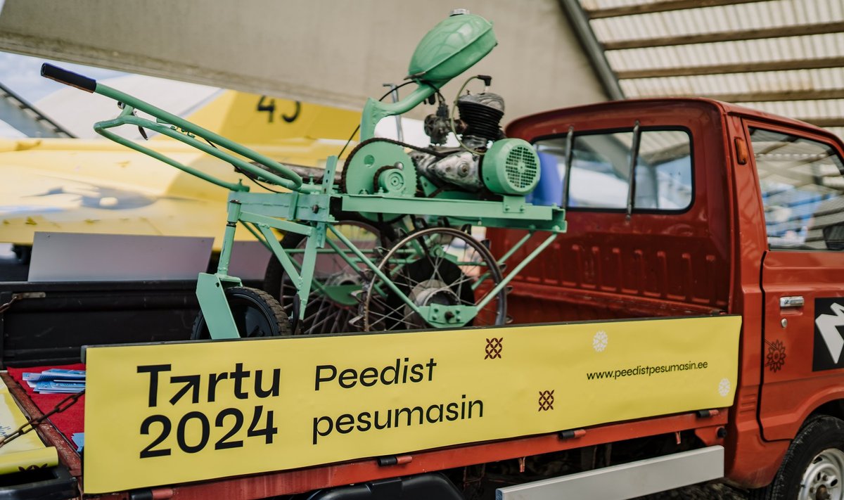 „Peedist pesumasin“ esitles omatehtud traktoreid lennunduspäevadel.