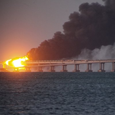 Kertši väina ületaval Krimmi sillal plahvatas veok, mis omakorda sütitas kütusetsisternid.