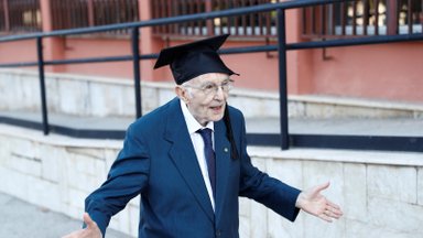 ВИДЕО | Без "гугла" и Википедии. Студент-долгожитель окончил университет в 96 лет