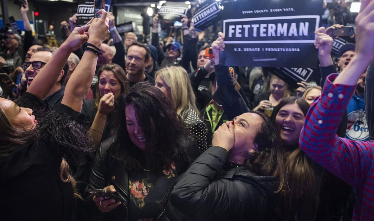 Pennsylvania demokraatliku senati kandidaadi John Fettermani toetajad rõõmustavad tema võidu üle vabariiklaste kandidaadi Mehmet Ozi vastu. Foto tehtud 9. novembril 2022.