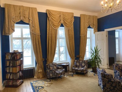 Kernu mõisa teisel korrusel asuvas sinises salongis on taaskasutusena nii kardinad kui vaip. Mis kaunistas kord Inglismaal asunud eraresidentsi, sobib hästi ka siia!