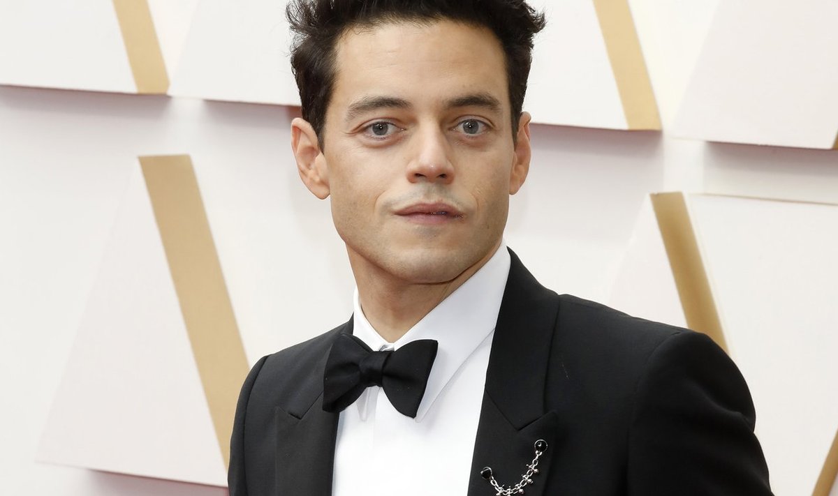 Näitleja Rami Malek demonstreerimas musta ja valge ajatut kooslust.