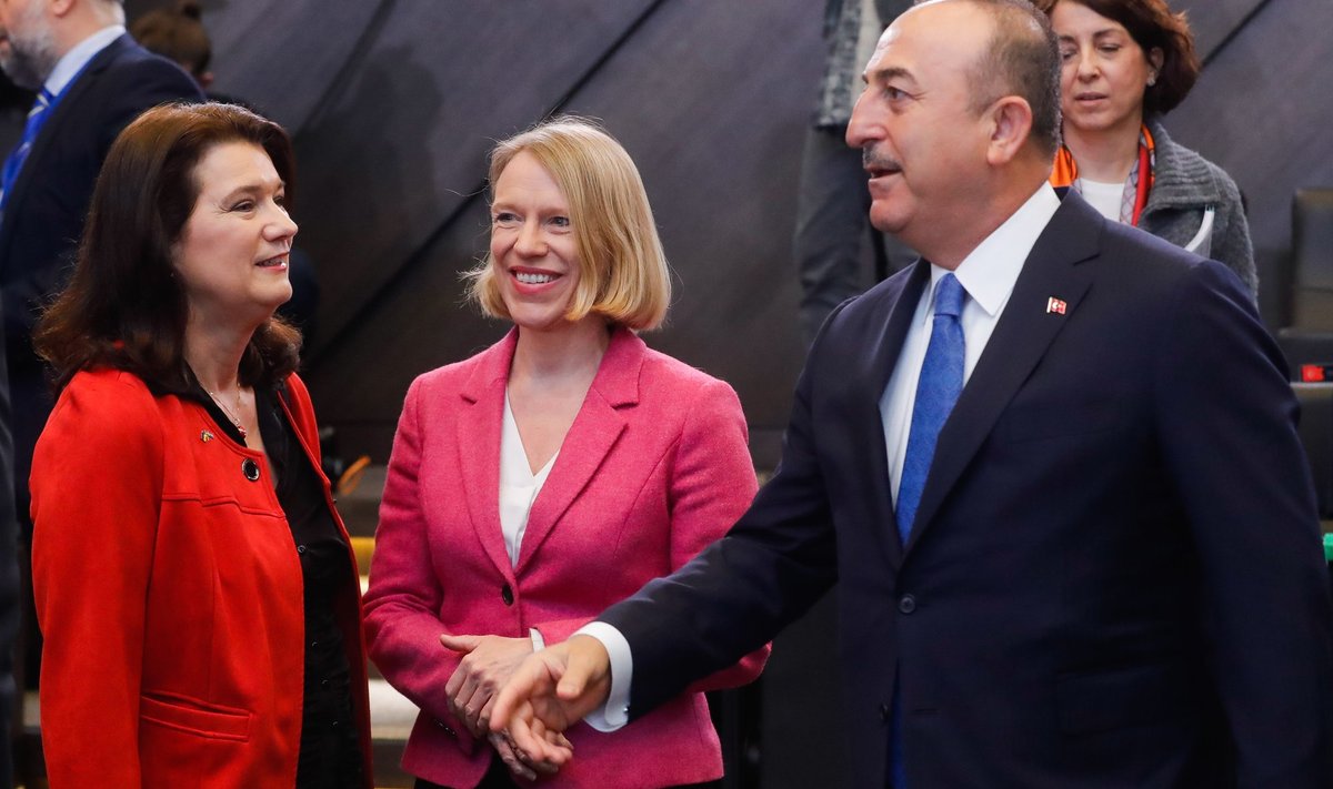 Rootsi välisminister Ann Linde (vasakul) ja Türgi välisminister Mevlüt Çavuşoğlu aprillis NATO kohtumisel