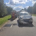 ФОТО | В Тартумаа столкнулись два автомобиля. Один из них вылетел в кювет