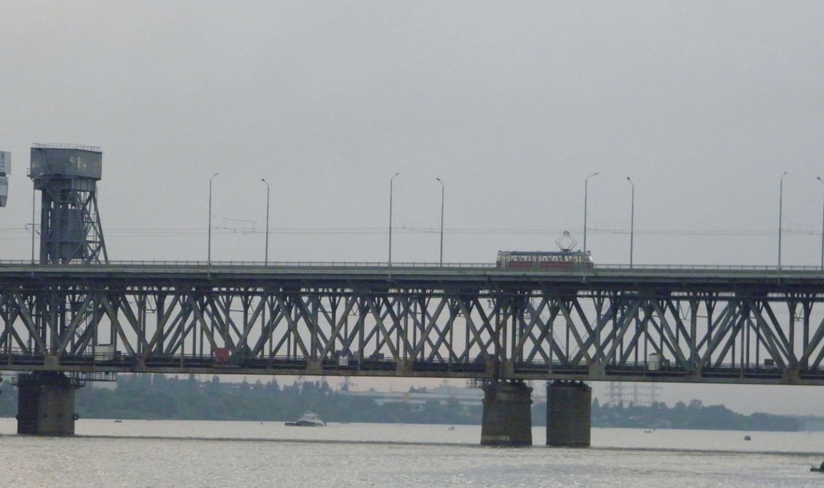 Teist õhtut vältava raketirahe sihtmärk on Ukraina raudteeinfrastruktuur. Täna tabas rakett muuhulgas üle Dnepri jõe kulgevat kahekorruselist raudtee- ja autosilda Dnipros.