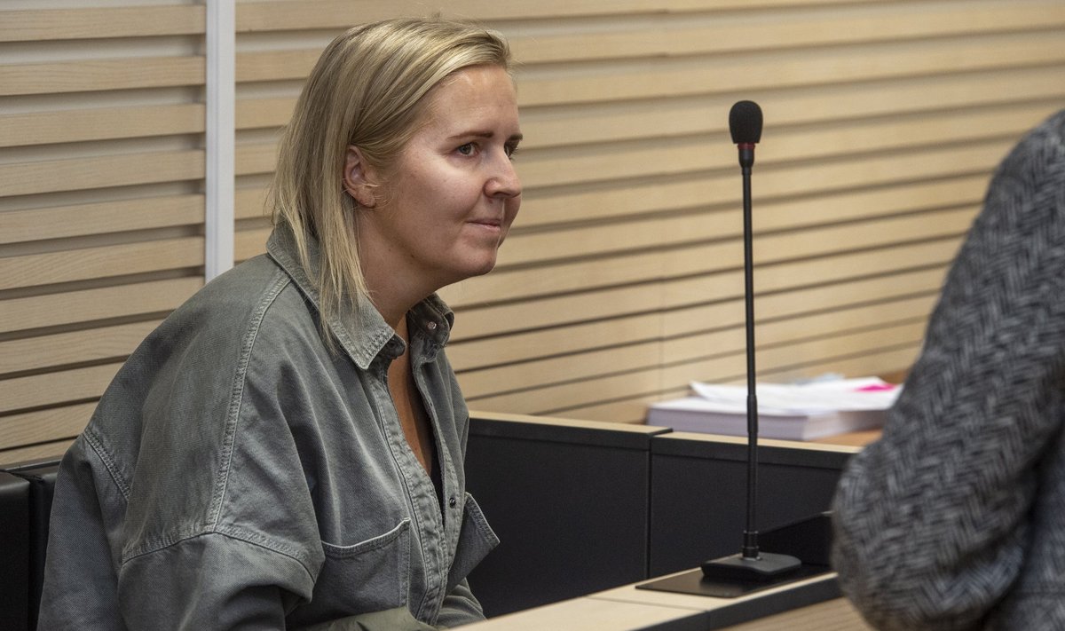 VÄGISI KAASA: Karin Neemsalul tuli kohtusaali ilmuda politsei saatel, sest ise ta kohale ei ilmunud.