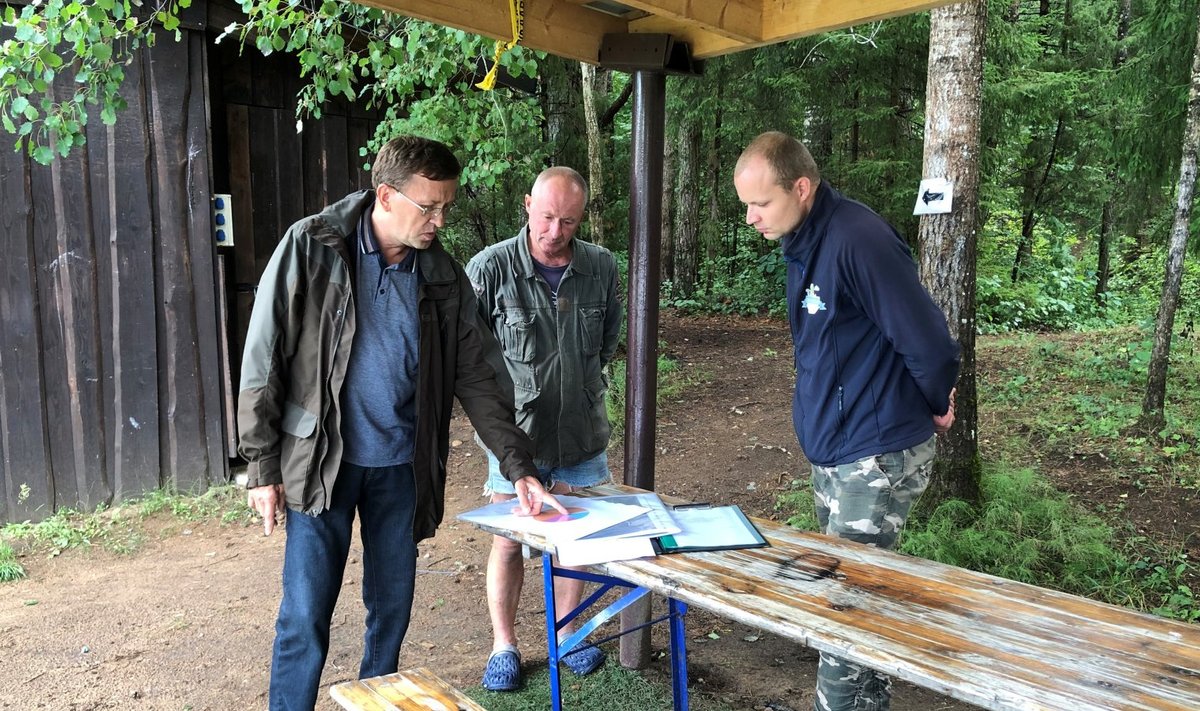 Augustis toimunud arutelu Harjumaal Paunküla Heaolukeskuse juures. Sealse keskuse töötajad tundsid muret, et raiuma hakatakse metsatukas, kus nad <em>paintball</em>’i-mänge korraldavad. Metsaülem Andrus Kevvai (vasakul) kinnitas, et seda ei tehta.