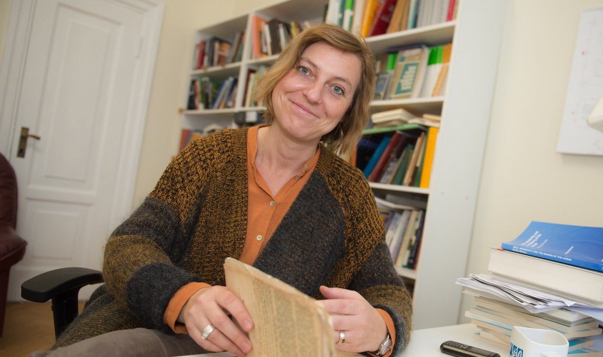 Baltisaksa päritolu Ursula Plath oma perekonna kokaraamatuga