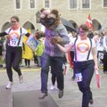 DELFI FOTOD JA VIDEO: Kostümeeritud kontorirotid tuulutasid end vanalinnas iga-aastasel kevadjooksul Rat Race