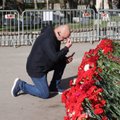 ФОТО и ВИДЕО | С раннего утра 9 мая люди несут цветы к Бронзовому солдату. Вечером ожидается наплыв