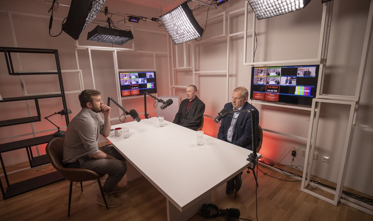 Saatejuht Indrek Lepik koos ekspertide Leo Kunnase ja Rainer Saksaga.