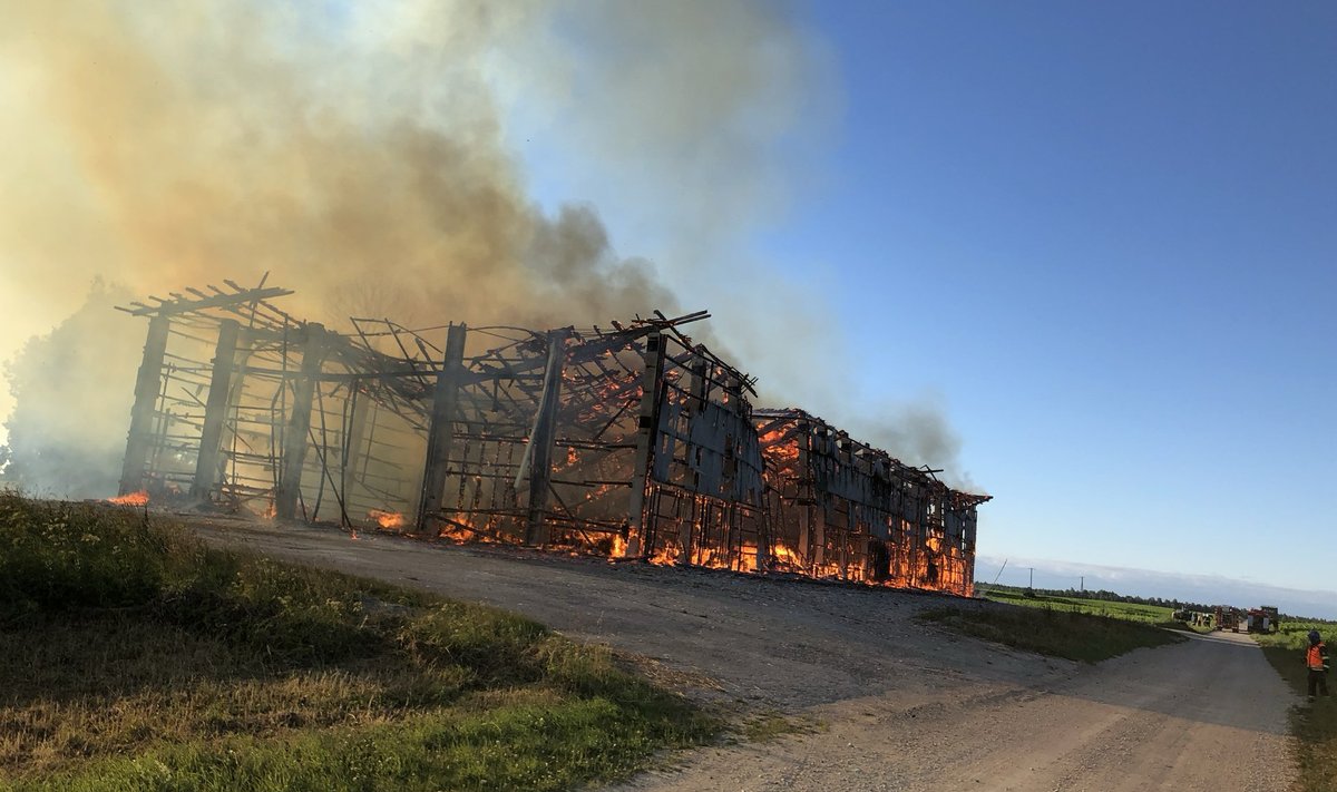 Vissuvere külas põles Väätsa Agro heinaküün koos paarisaja tonni heinaga maani maha.