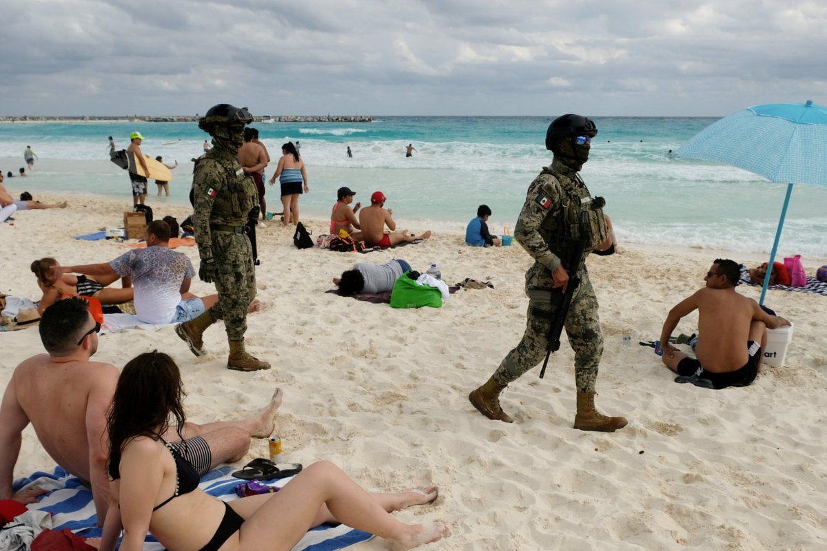 Полиция на пляжах Мексики