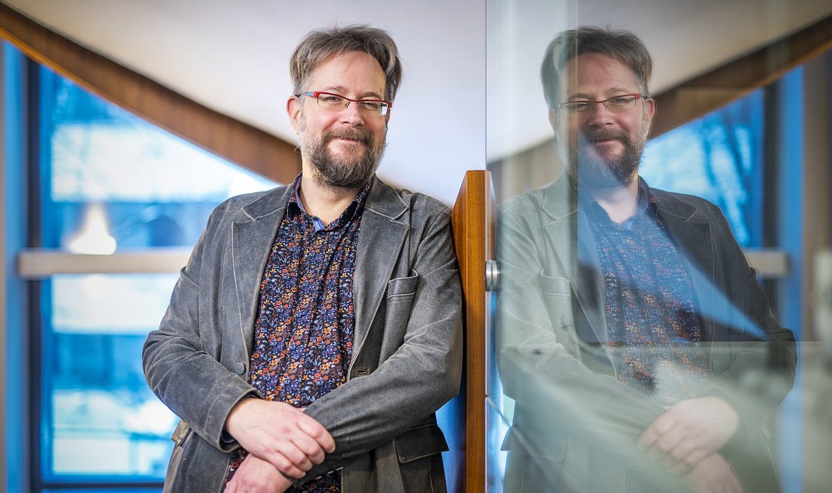 “Esimest korda elus nägin ennast oma naise pilgu läbi. Ja avanenud vaatepilt oli nii masendav, et kogu naise lahkumisest põhjustatud kurbus oli ühtäkki mu peast pühitud!” kirjeldab loo autor Raul Kalev tööd iseendaga.