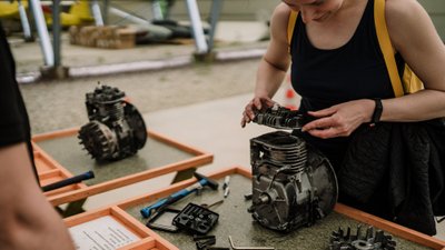 Lennunduspäevadel said külastajad traktorite mootoreid ise kokku panna.