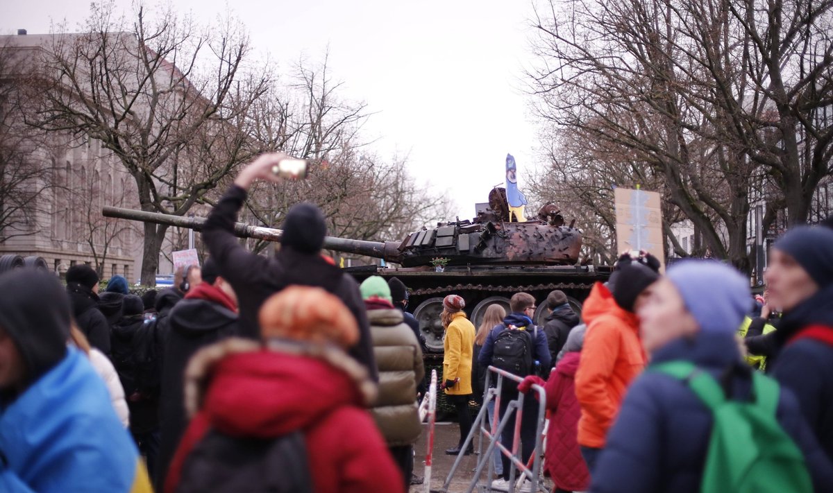 JÕUDSID BERLIINI: Ukraina vägede poolt sõjas purustatud Vene tank seati Saksa pealinnas Unter der Lindeni puiesteel, Venemaa saatkonna ukse all rahvale vaatamiseks