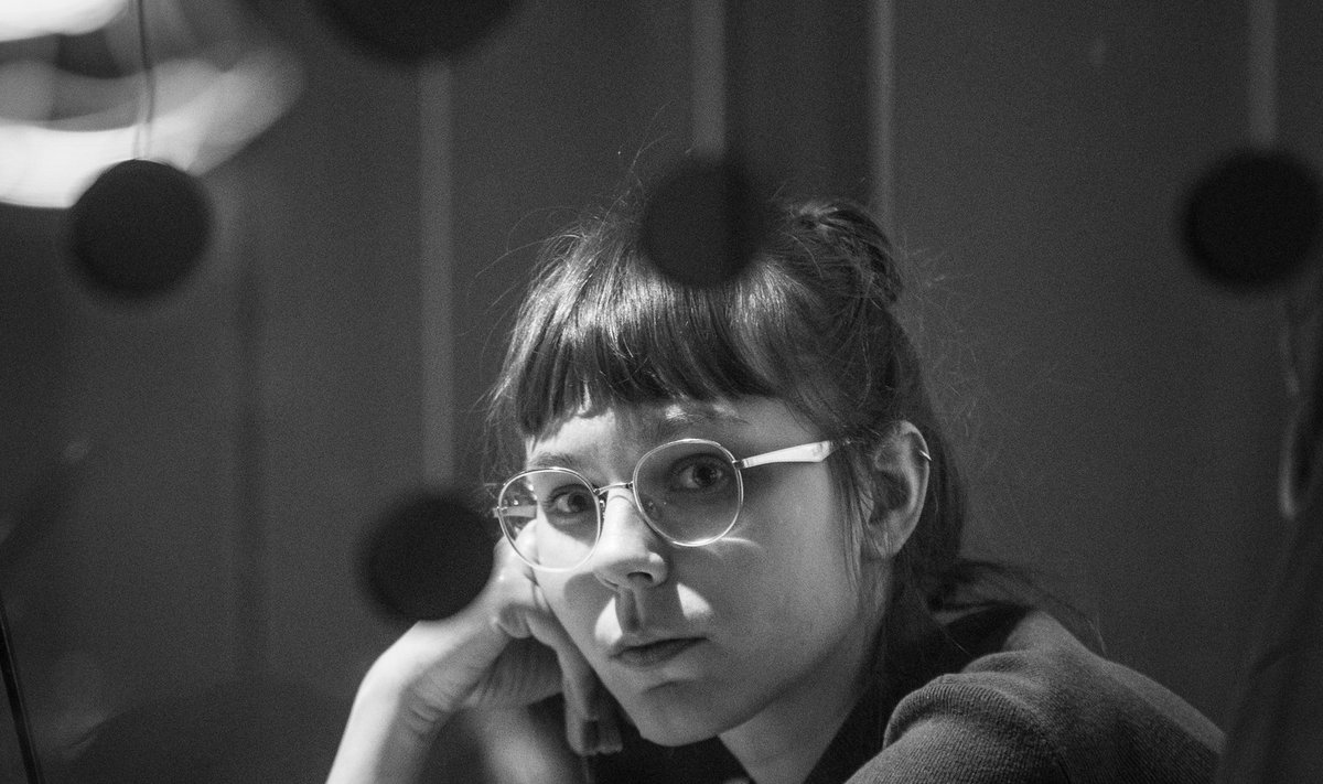 Laura Jaanholdi kõnetas võimalus, et laval ei ole kaks sugu groteskse piiriga eraldatud, vaid inimesed. Iinimesed, kes teevad vigu.