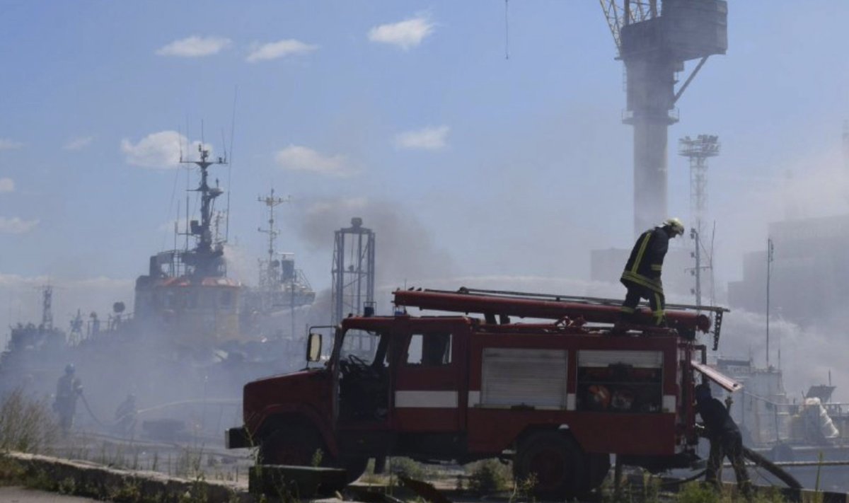Tuletõrjujad Odessa sadamas Vene raketilöögi tagajärgi likvideerimas.