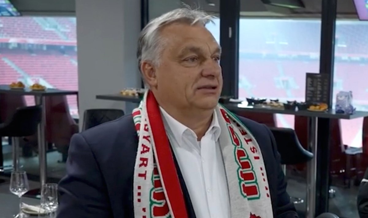Виктор Орбан в скандальном шарфе