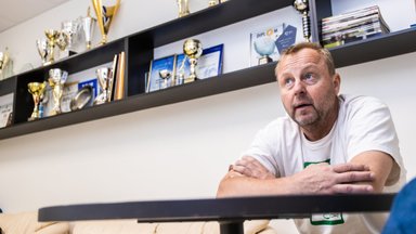 Korvpallitreener Aivar Kuusmaa survestas Audentese õpilasi pihikonto jälgimist lõpetama