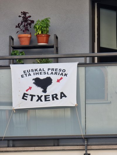 ETA liikmete vabastamist taotlev lipp, mis lehvis nii mõnelgi rõdul.