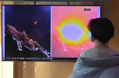 Lõuna-Korea naine jälgib 30. jaanuaril telepilti põhjanaabri raketikatsetusest