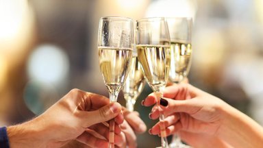 Шампанское лучше убрать: что должно быть на новогоднем столе, чтобы привлечь удачу в 2023 году