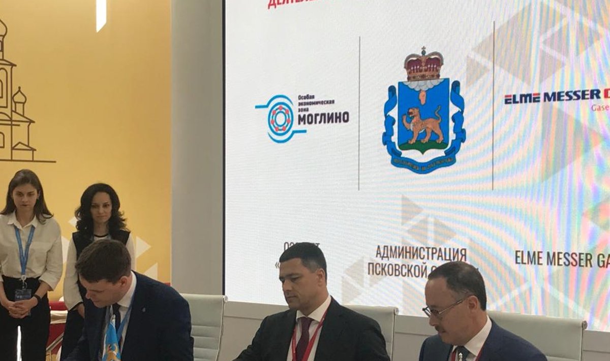 Moglino peadirektori k.t. Oleg Bedskihh (vasakult), Pihkva oblasti kuberner Mihhail Vedernikov, Elme Messer Gaasi juhatuse liige Igor Berman lepingu allkirjastamisel.