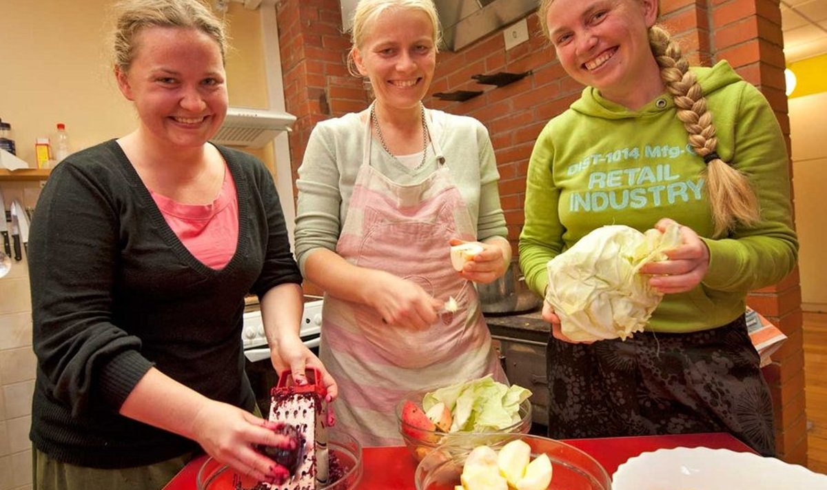 Lapsevanemad haarasid initsiatiivi: Õed Kadri, Triinu ja Kerti Vissel käivad korda­mööda Rosma koolis tervislikke toite tegemas. Naiste lapsed õpivad samas koolis.