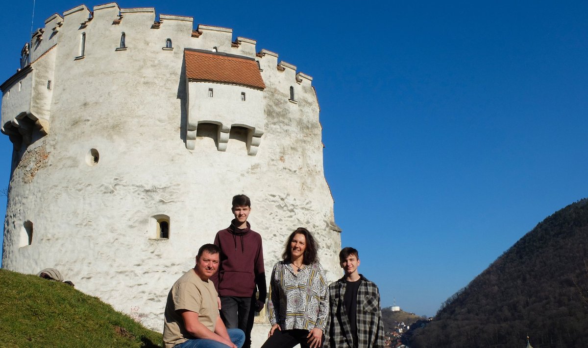 Anu ja Daniel koos poegade Alexi ja Robiniga Brașovi Valge torni taustal..
