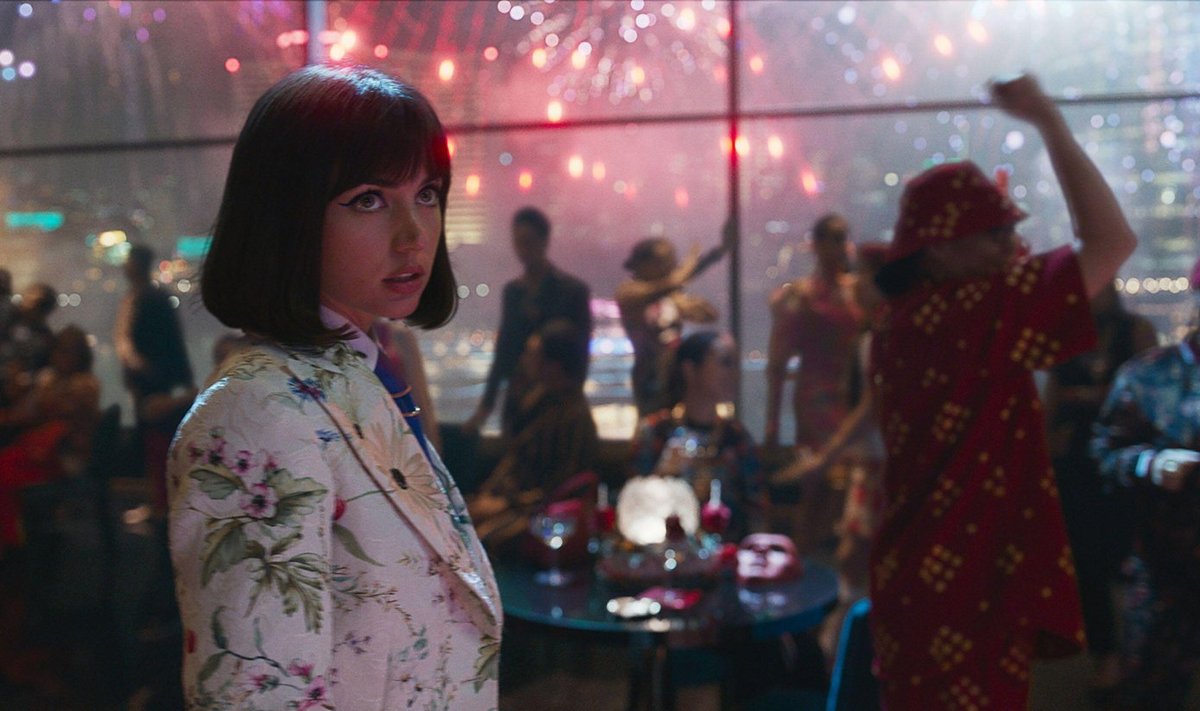 Veel üks hea põhjus: Ana de Armas agent Mirandana (ja üks filmi power-kostüümivalikutest).