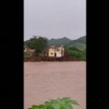 VIDEO | Troopiline torm pühkis Mehhikos terve elumaja jõkke