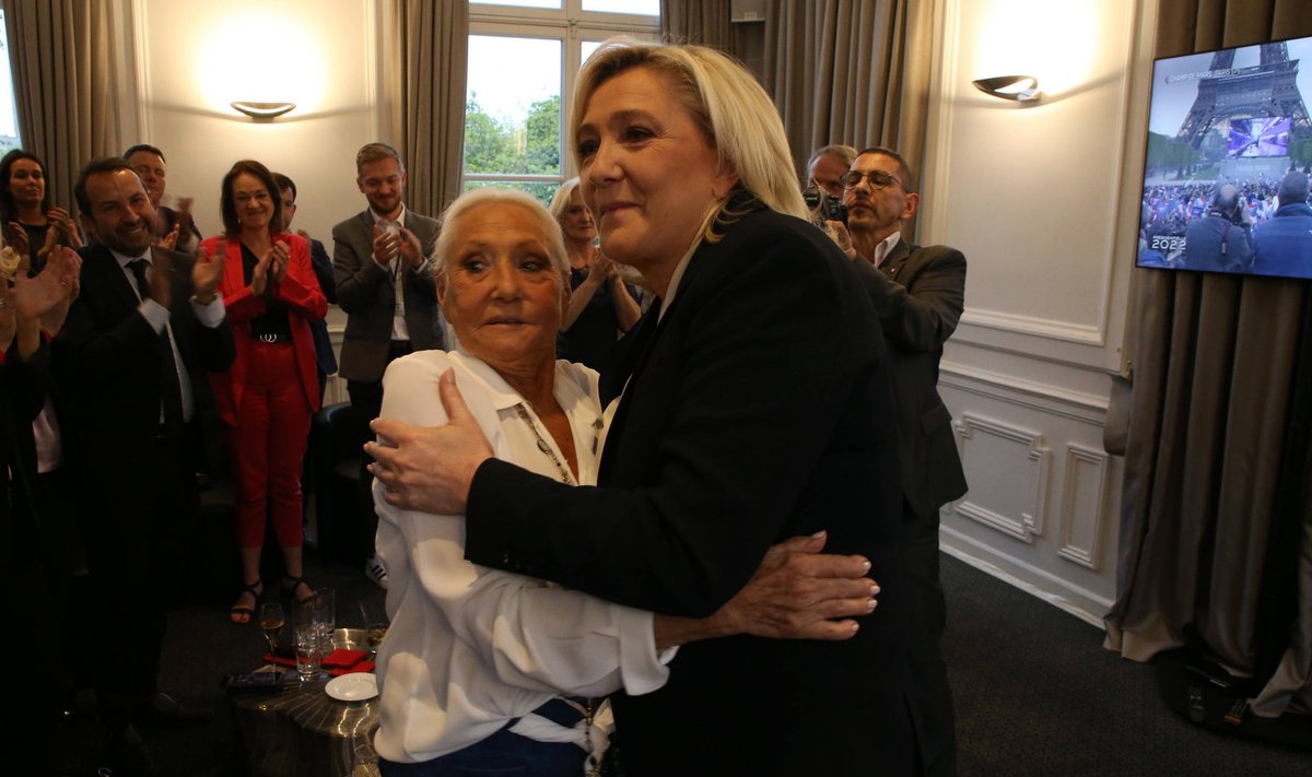 Marine Le Pen oma ema Pierrette'iga eelmisel nädalal. Kuigi pärast Playboy fotosessiooni teatas tütar, et ei tunnista Pierrette'i enam oma emana, siis nüüdseks on nende suhted paranenud.