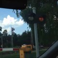 VIDEO: Tallinna liiklejatel on raudteeülesõidu tõkkepuust ja punasest tulest täiesti suva!