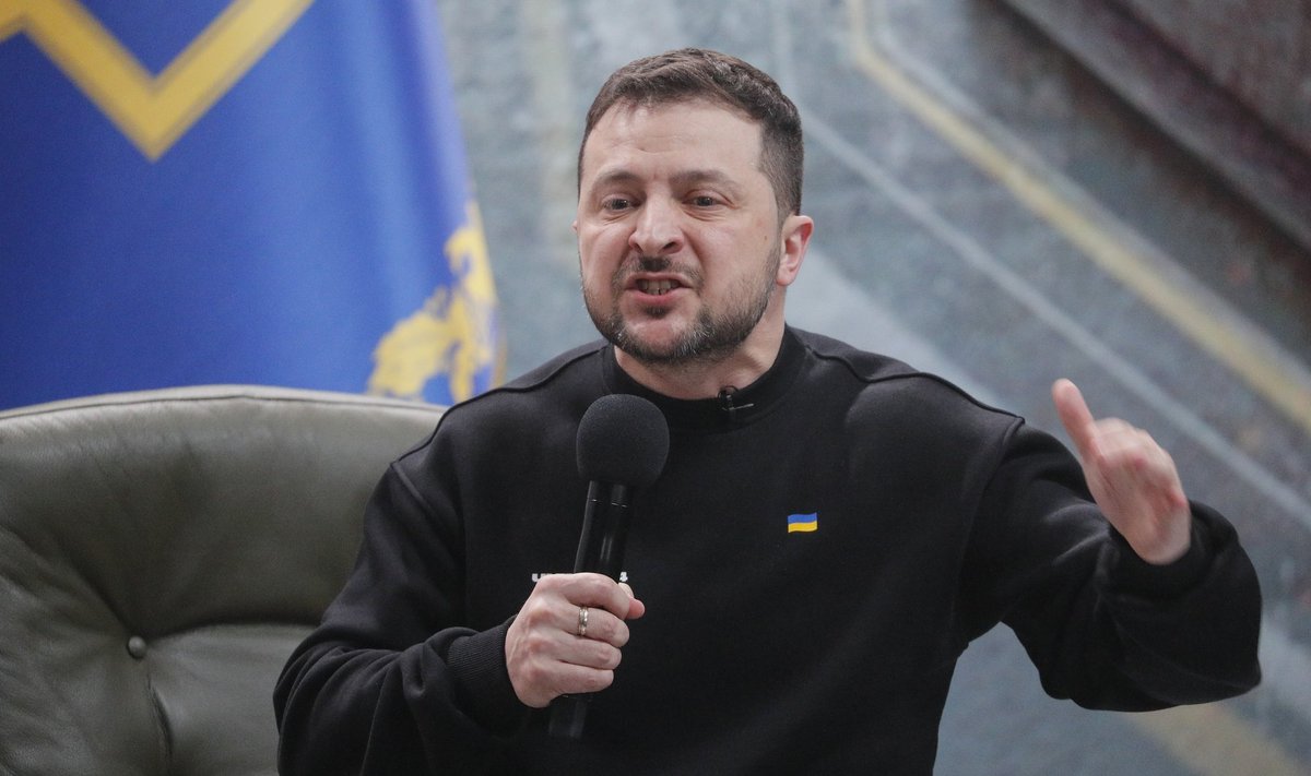 UKRAINA SANGAR: Venelased arvasid, et Ukraina riigipea Volodõmõr Zelenskõi putkab välismaale. Selle asemel sai temast oma rahva suurim innustaja. Tänagi teatas ta, et „24. veebruaril tegid miljonid meist valiku. Mitte valge lipp, vaid sinine ja kollane. Mitte põgenemine, vaid vastu astumine. Vaenlasele vastu astumine.“