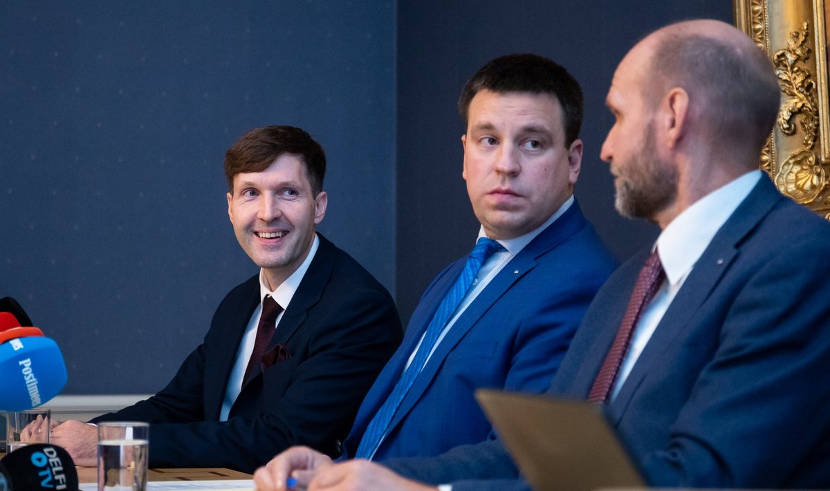 Koalitsioonierakondade juhid Martin Helme (EKRE, vasakul), Jüri Ratas (Keskerakond) ja Helir-Valdor Seeder (Isamaa) kinnitasid eile, et kriis on teinud võimuliidu tugevamaks ja nüüd mõistavad nad üksteist paremini.