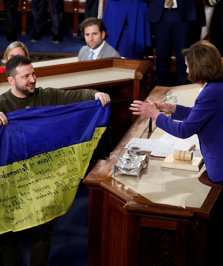 Ukraina president Volodõmõr Zelenskõi kinkis USA esindajatekoja spiikrile Nancy Pelosile Ukraina lipu, mille on kinkinud Bahmuti kaitsjad. Foto tehtud 21. detsembril 2022 Washingtonis.