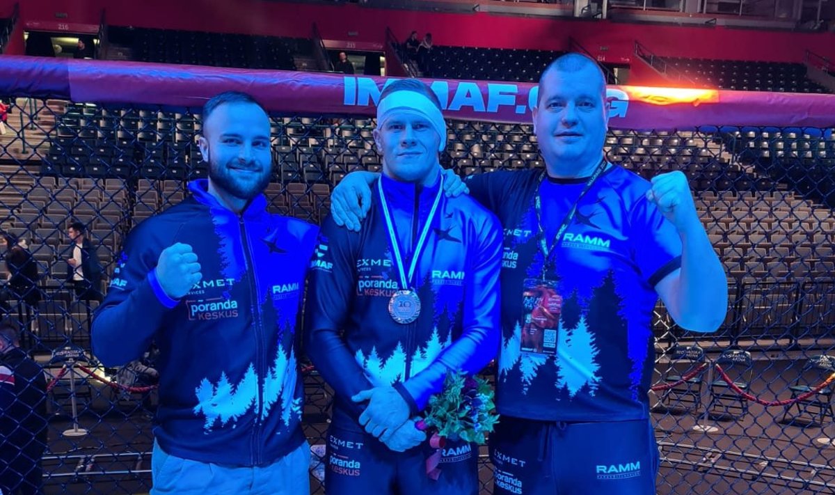 Pildil vasakult: Herman Vesiaid (treener), Kristjan Tõniste, Vallo Hannus (treener).