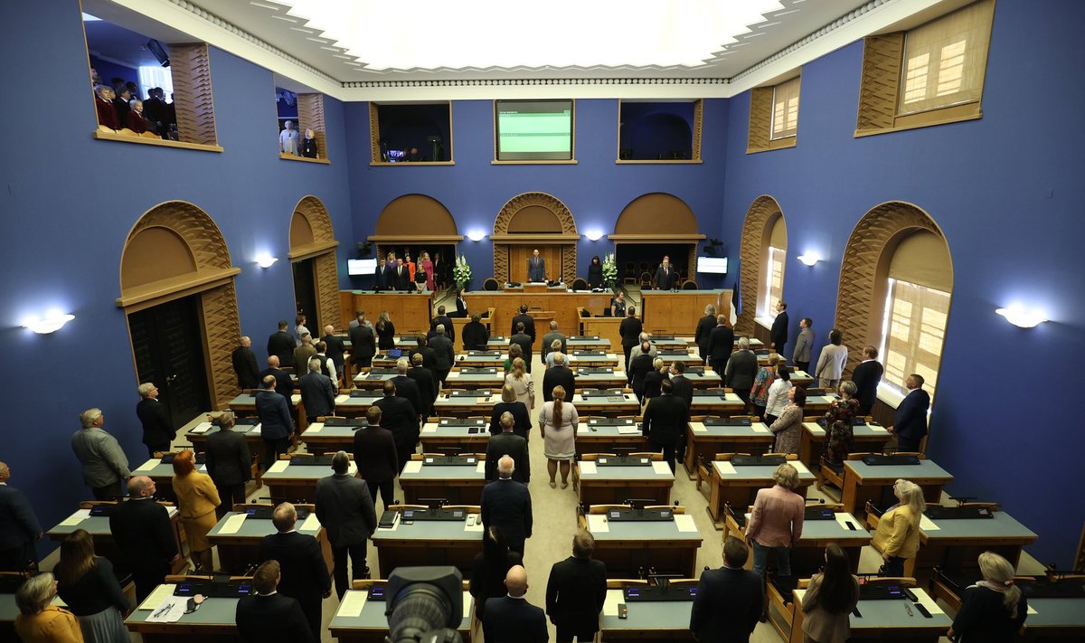 Saadikute isiklikele soosikutele raha jagamisest on saanud sama kindel traditsioon nagu hümni laulmisest istungjärgu alguses.