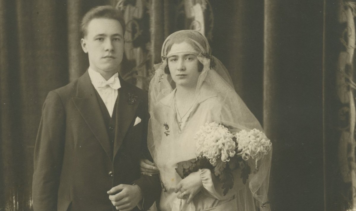 МОЛОДАЯ СЕМЬЯ: свадебная фотография молодой пары начала 1920-х годов
