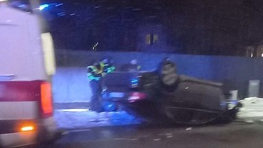 VIDEO | Joobes juht tegi Meriväljal avarii ja keeras auto katusele