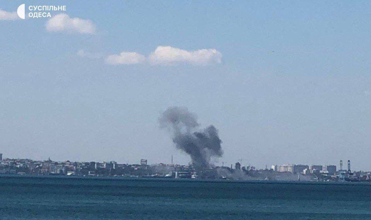 В порту Одессы после ракетного удара начался пожар