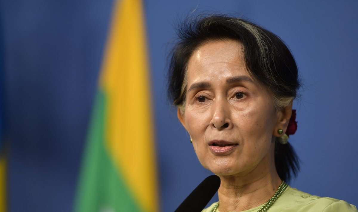 Myanmari sisuline juht Aung San Suu Kyi pandi koduaresti.